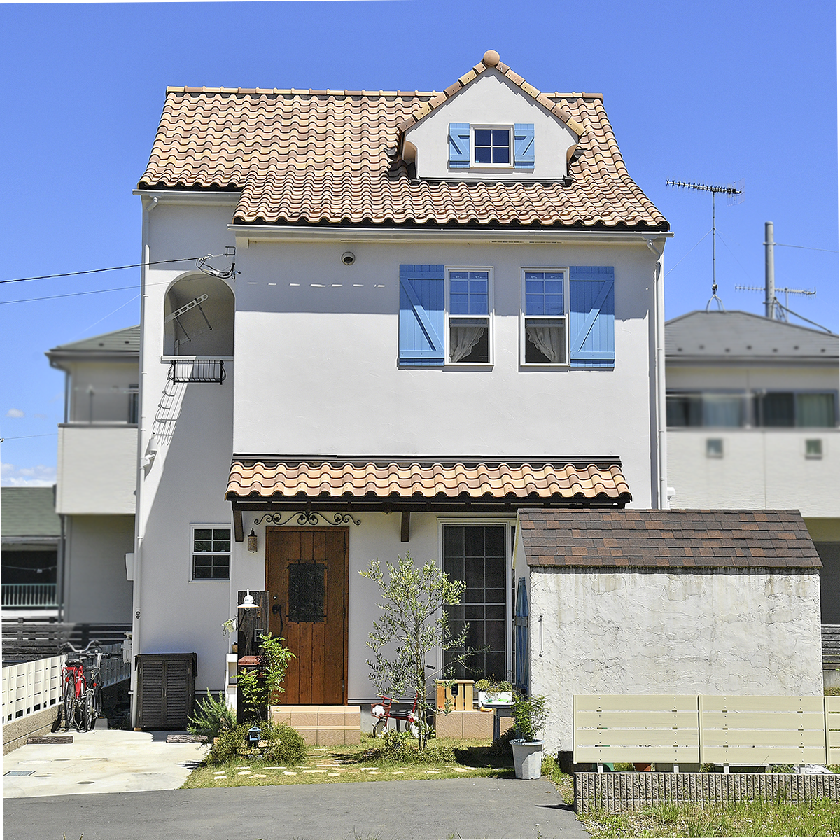 青空の似合う瓦屋根を見上げて